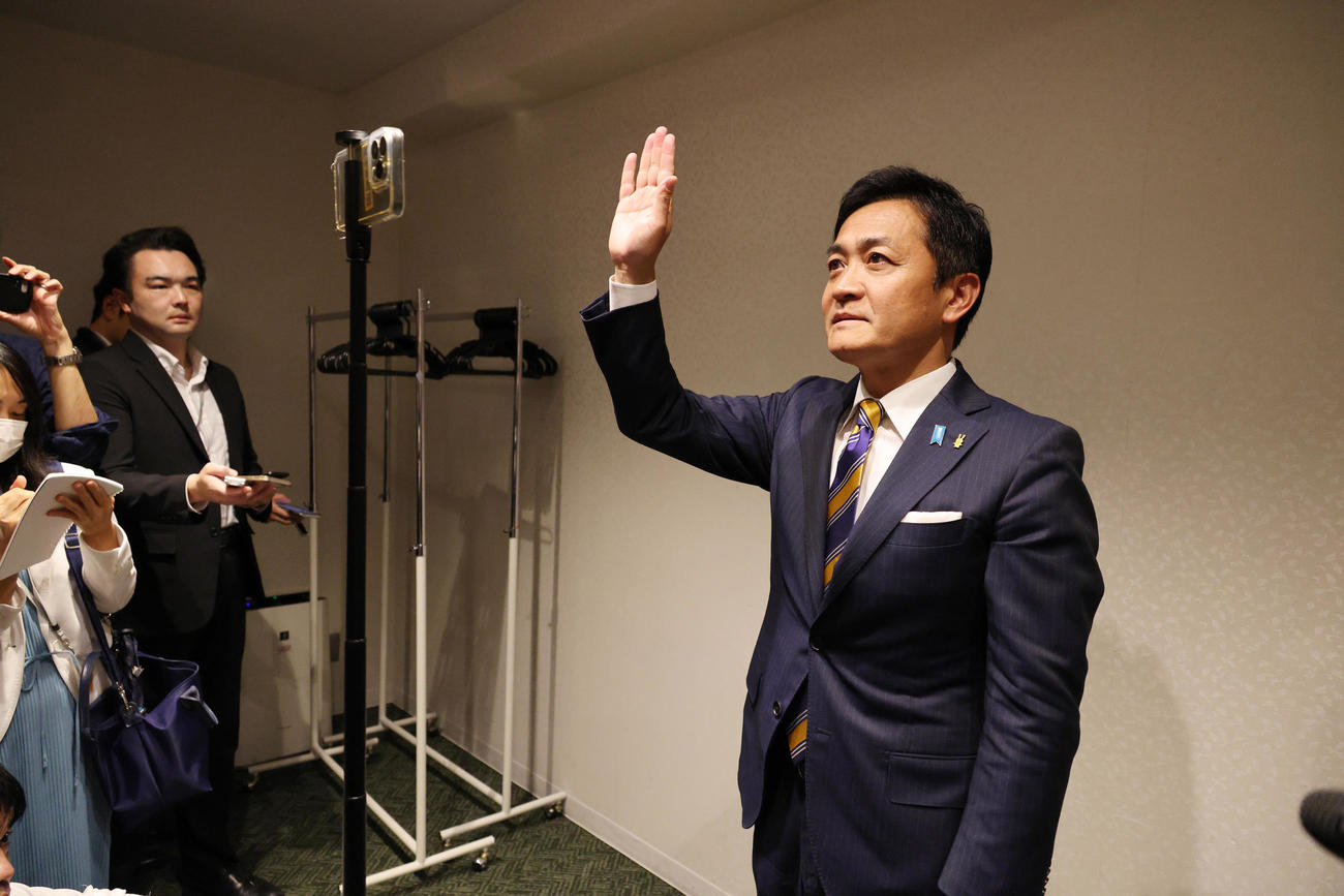 地元選挙区と中継するスマートフォンに手を振る国民民主党玉木雄一郎代表（撮影・中島郁夫）