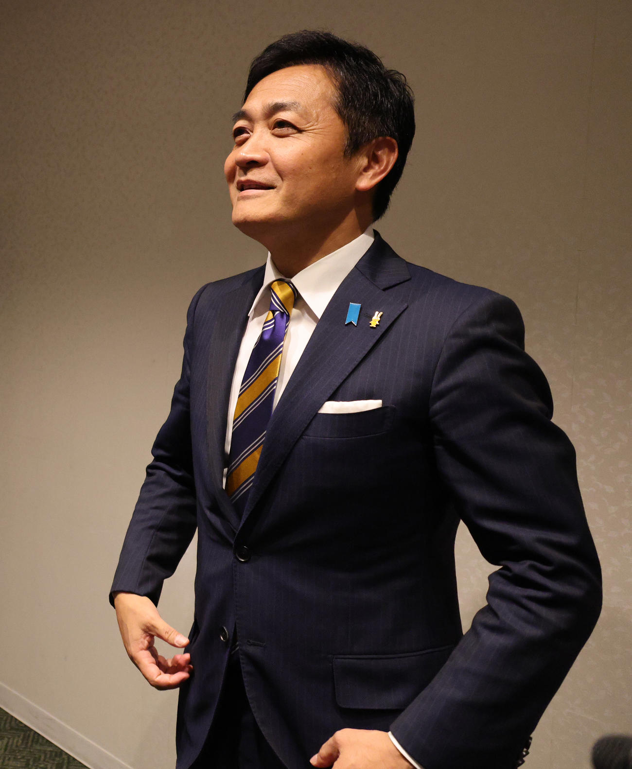 スマートフォンを使い地元支援者に礼の言葉を伝える国民民主党玉木代表（撮影・中島郁夫）