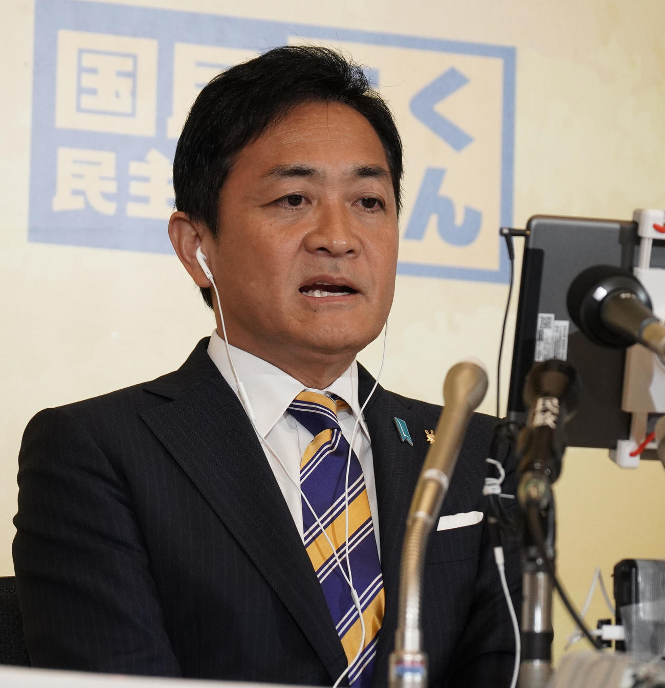 中継で会見を行う国民民主党玉木代表（撮影・中島郁夫）