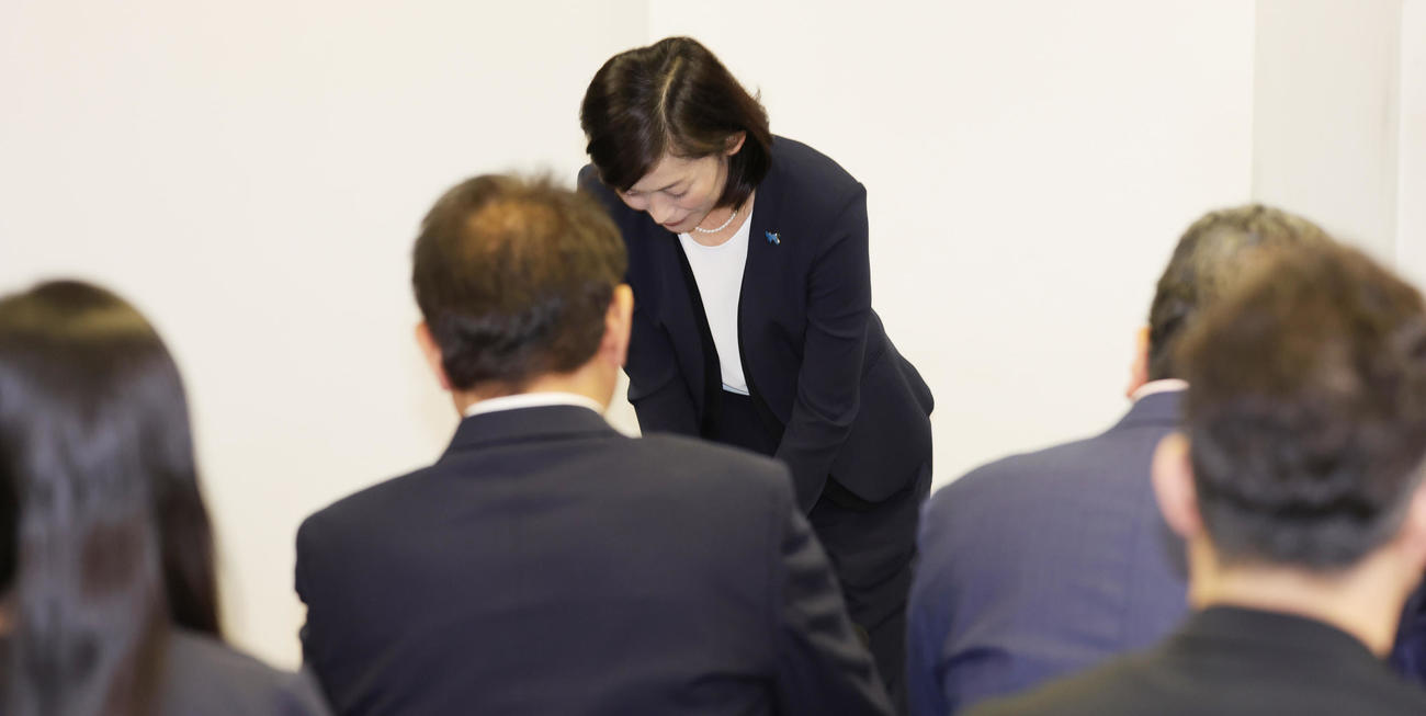 東京7区で落選を受け、支持者を前に頭を下げる丸川珠代氏（27日、午後10時17分、東京・西新橋で）（撮影・野上伸悟）