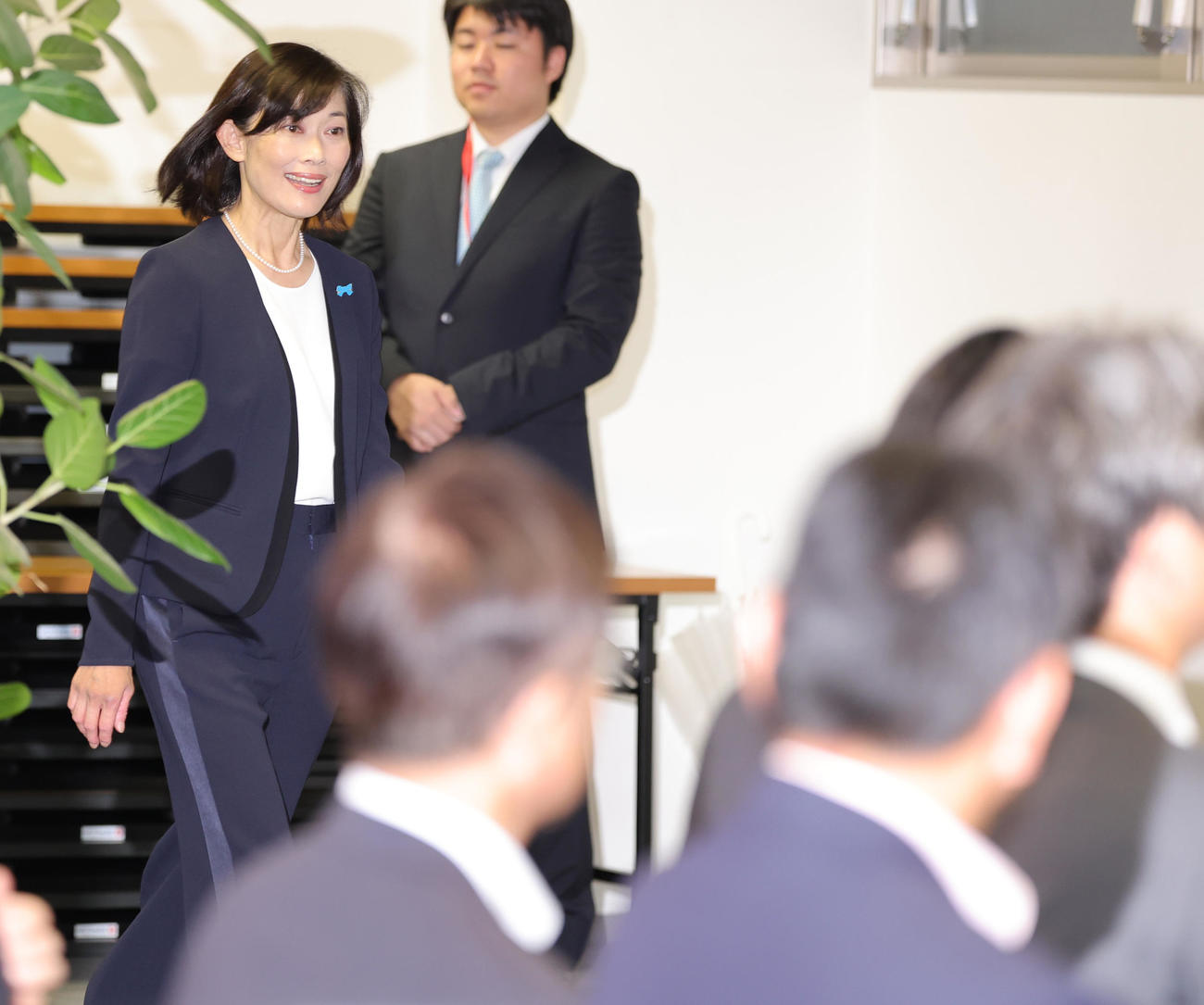 東京7区で落選を受け、笑みを浮かべながら会見場に入る丸川珠代氏（27日、午後10時16分、東京・西新橋で）（撮影・野上伸悟）