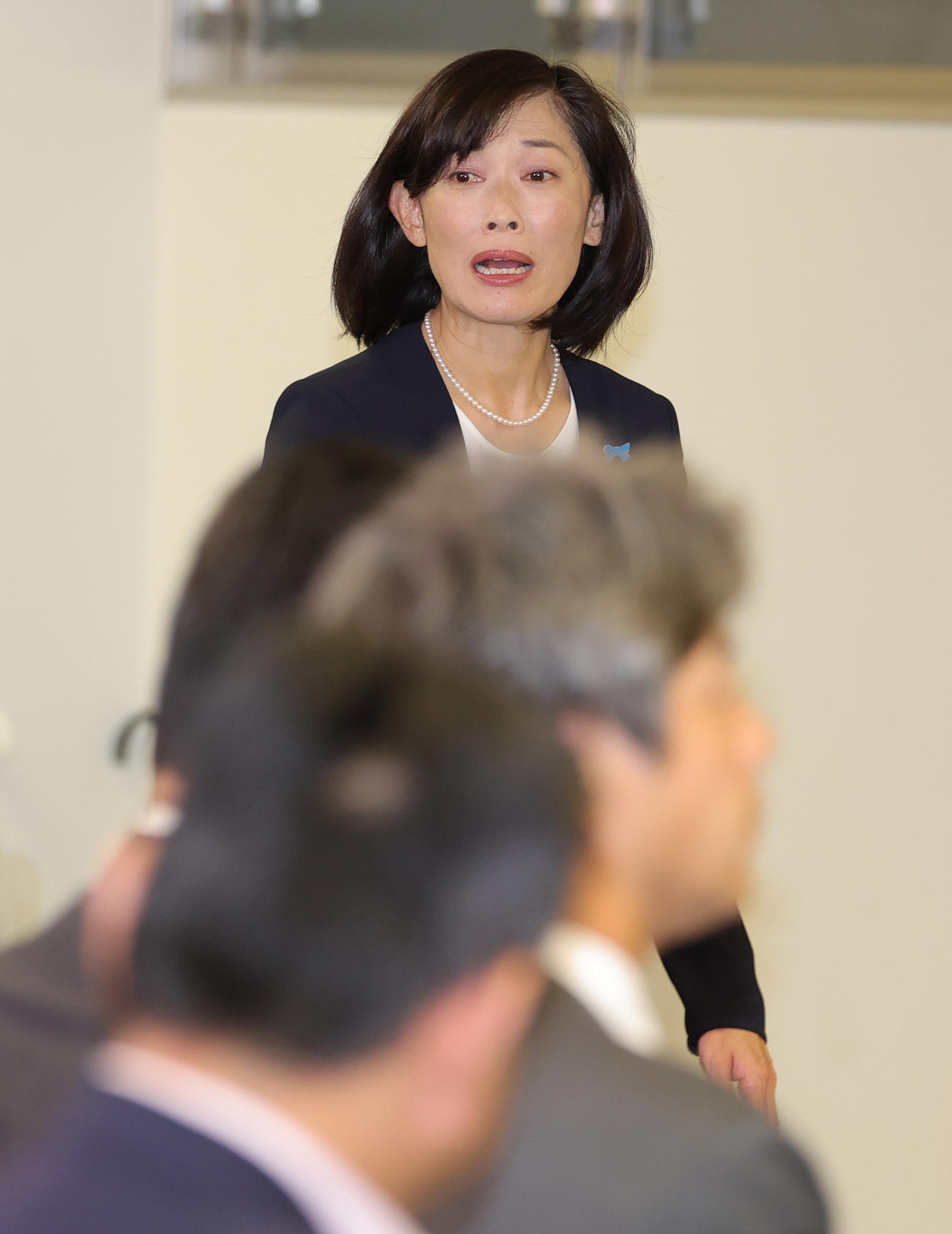 東京7区で落選を受け、会見場に入る丸川珠代氏（27日、午後10時16分、東京・西新橋で）（撮影・野上伸悟）