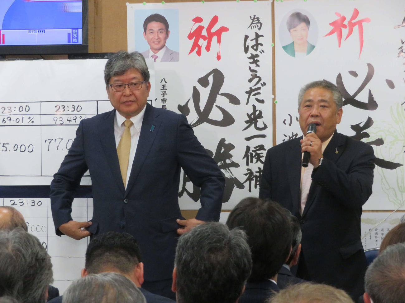 当選確実が出て、姿を見せた萩生田光一氏（撮影・村上幸将）