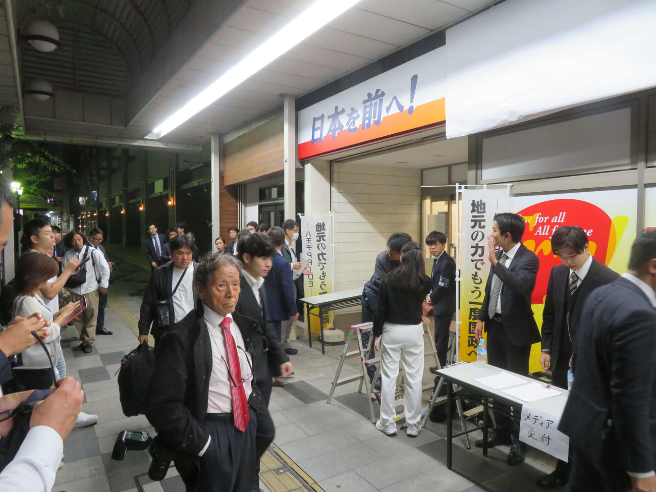 取材陣が多数、詰めかけた東京・八王子市内の萩生田光一氏の事務所（撮影・村上幸将）