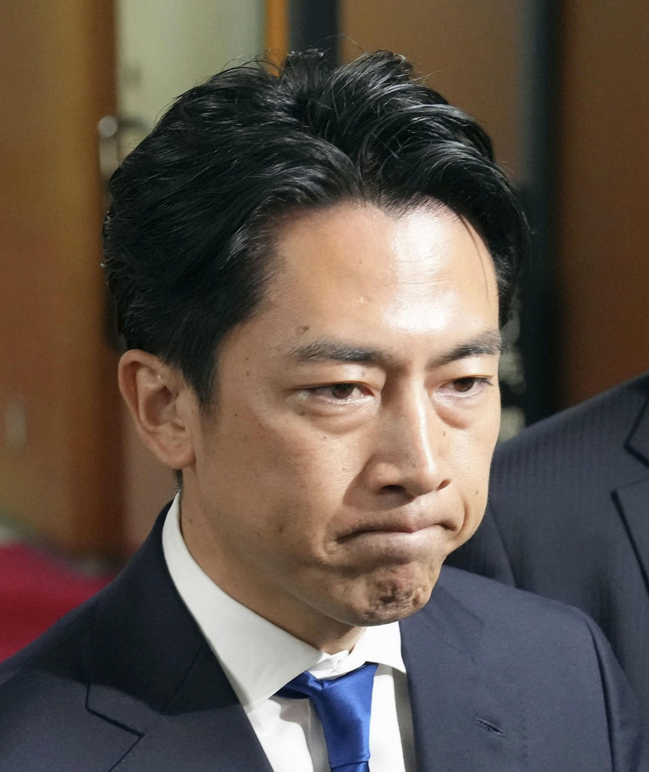 自民党の臨時役員会後に取材に応じる小泉選対委員長。選対委員長の辞任を表明した（共同）