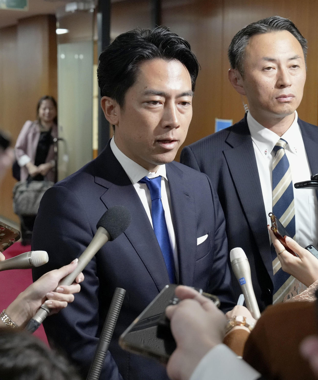 自民党の臨時役員会後、取材に応じる小泉選対委員長。選対委員長の辞任を表明した（共同）