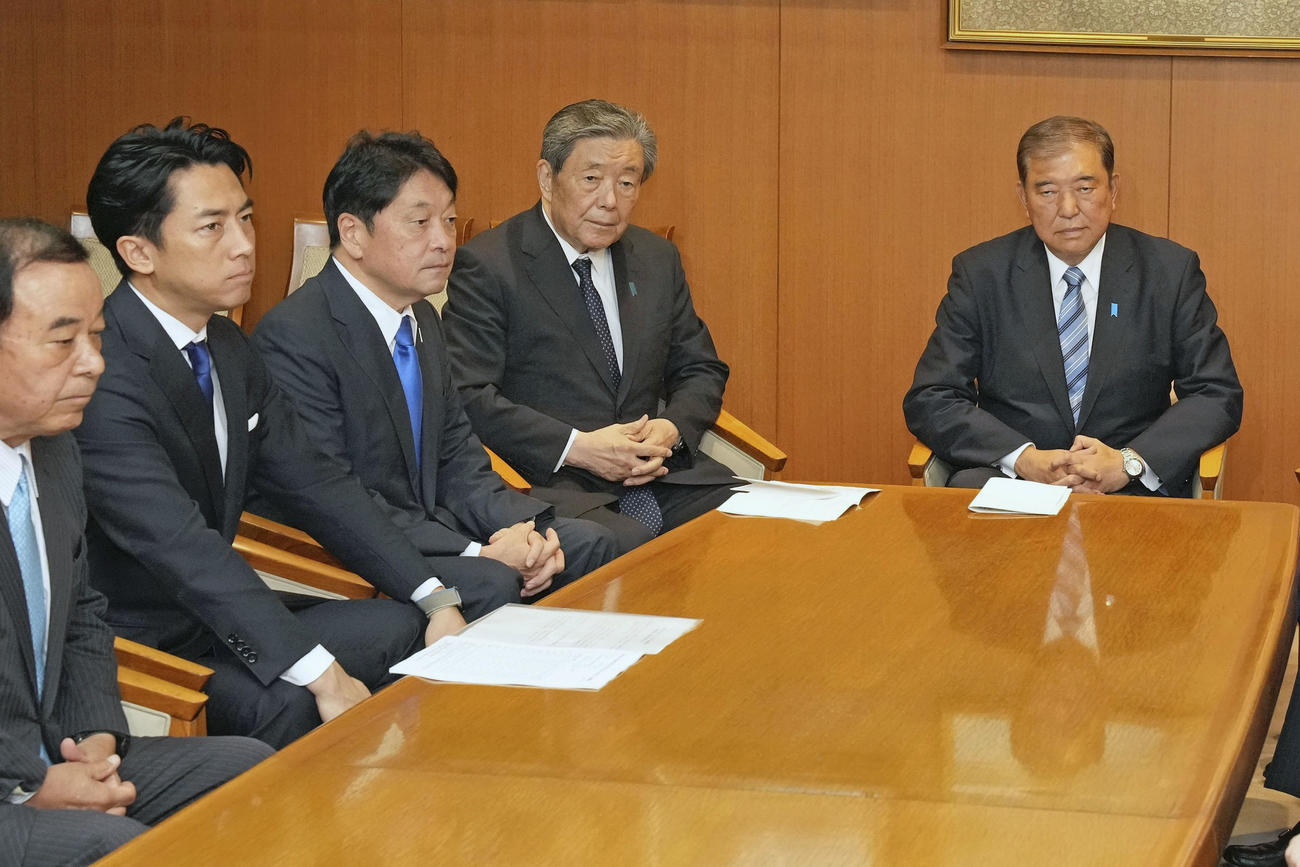 自民党の臨時役員会に臨む石破首相（右端）と小泉選対委員長（左から2人目）ら（共同）