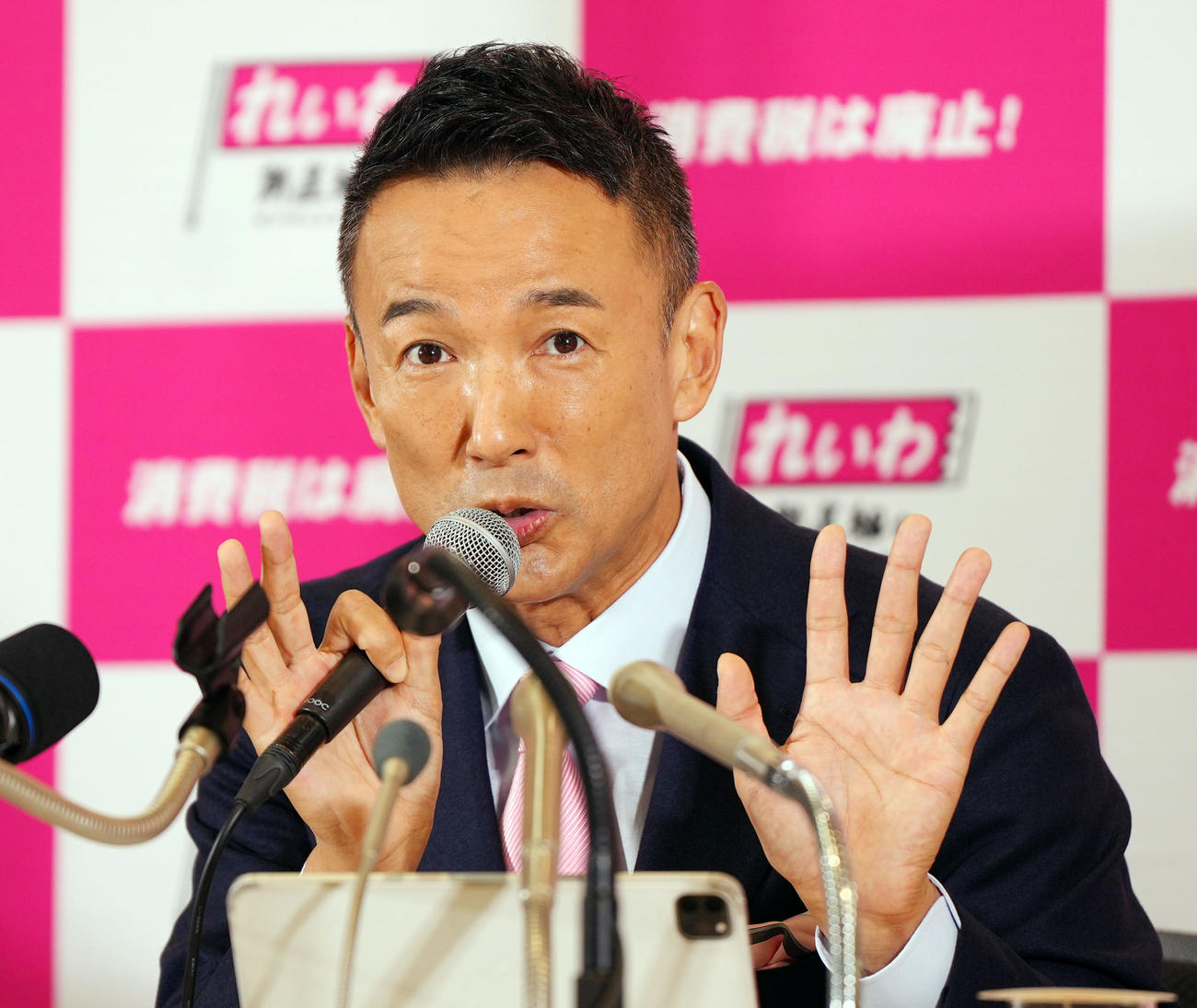 開票後、報道陣の質問に時おりポーズを決めながら答えるれいわ新選組の山本太郎代表（撮影・狩俣裕三）