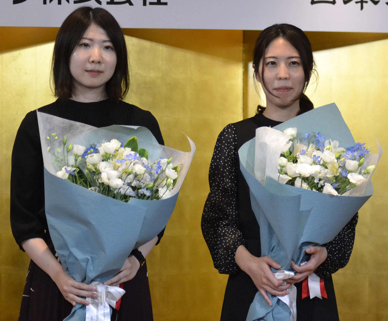 西山朋佳女流3冠（左）と福間（旧姓里見）香奈女流5冠（2022年10月撮影）