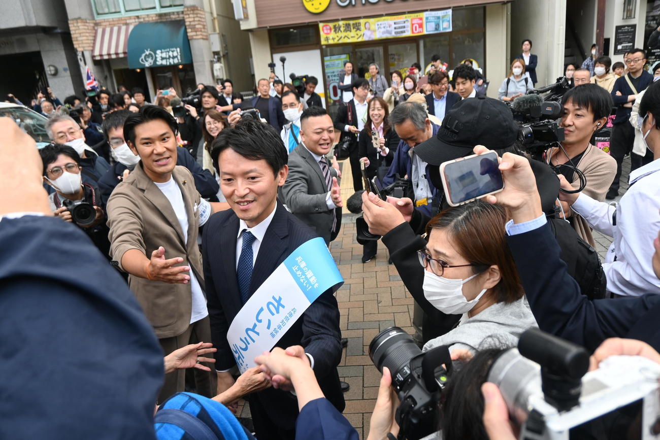 神戸市内の広場での第一声を上げた斎藤元彦前兵庫県知事（撮影・松浦隆司）