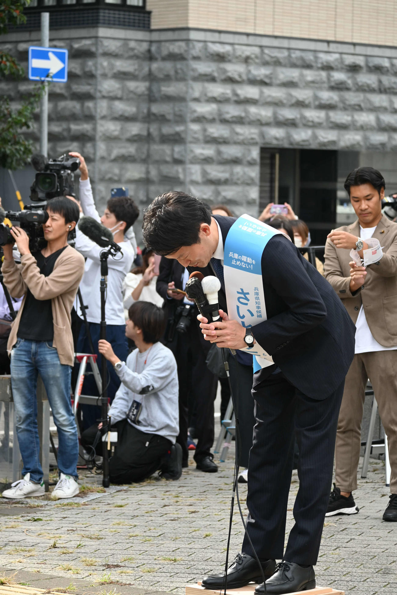 神戸市内の広場での第一声で有権者に県政の混乱を謝罪した斎藤元彦前兵庫県知事（撮影・松浦隆司）