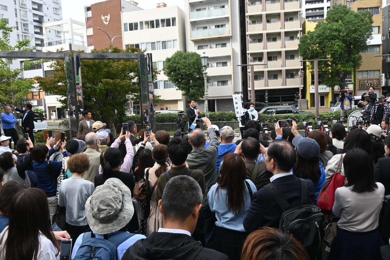 斎藤元彦前兵庫県知事の神戸市内の広場での第一声には300人以上の支援者が集まった（撮影・松浦隆司）