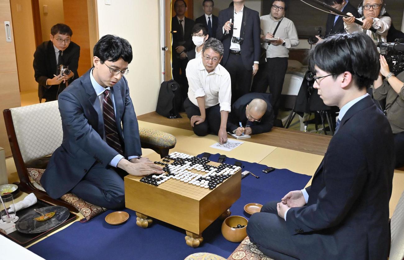 囲碁の第49期名人戦第6局で芝野虎丸前名人（右）を破り、タイトルを奪取した一力遼新名人（共同）