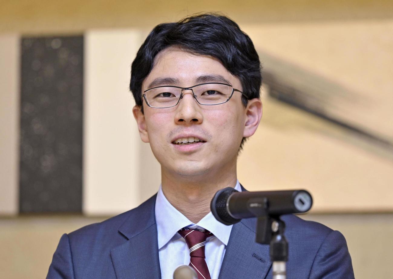 タイトルを奪取し、記者会見する一力遼新名人（共同）