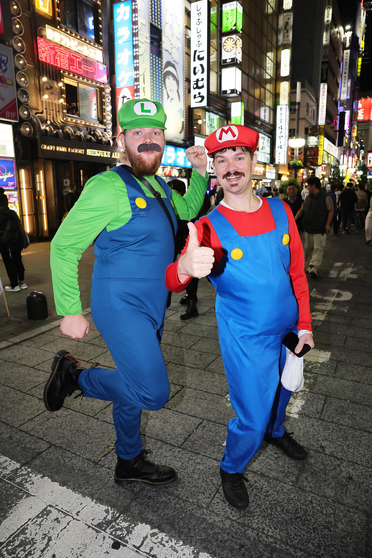 新宿・歌舞伎町でハロウィーンを楽しむ外国人（撮影・足立雅史）