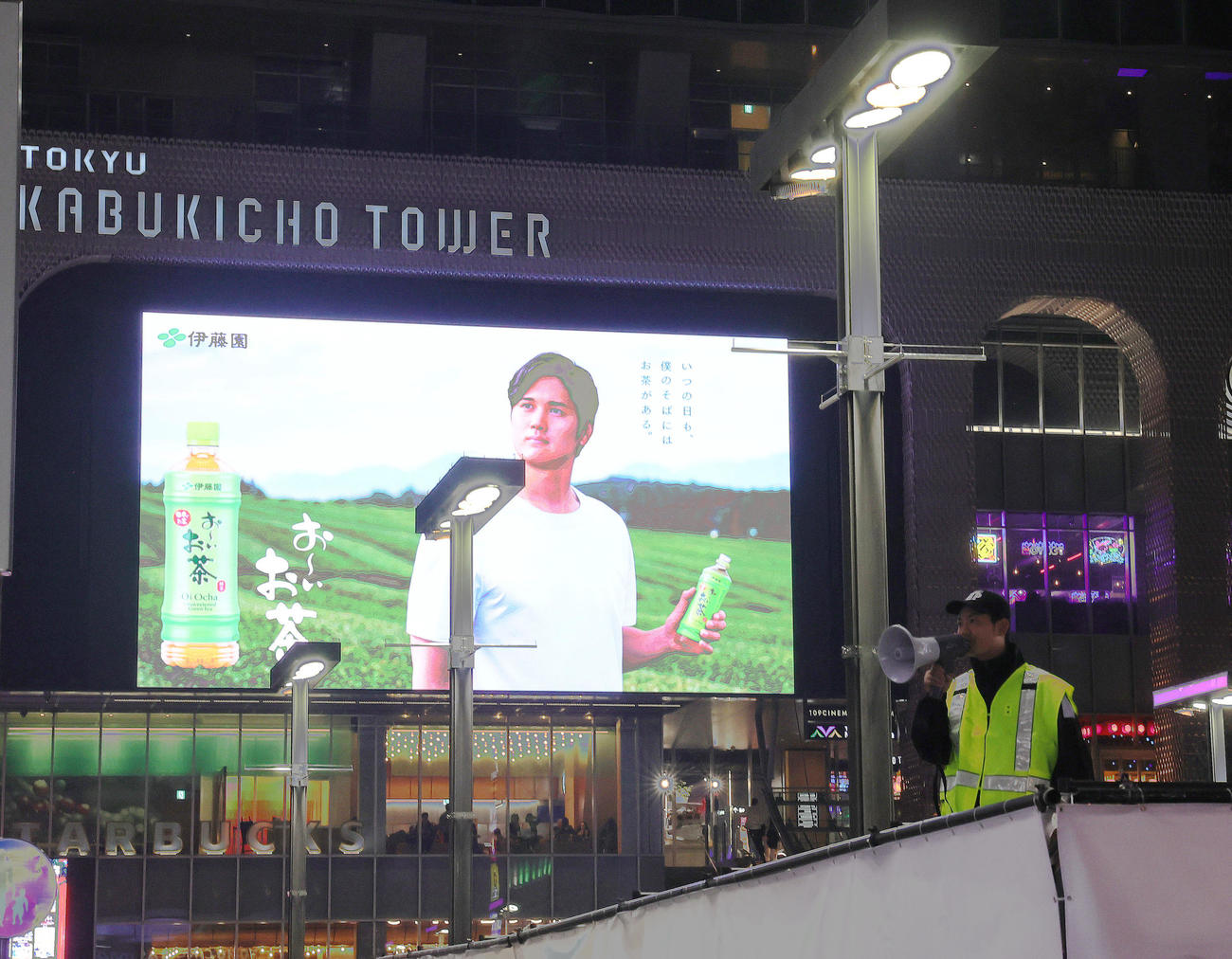 新宿・歌舞伎町の通行人らに注意喚起する人（撮影・足立雅史）