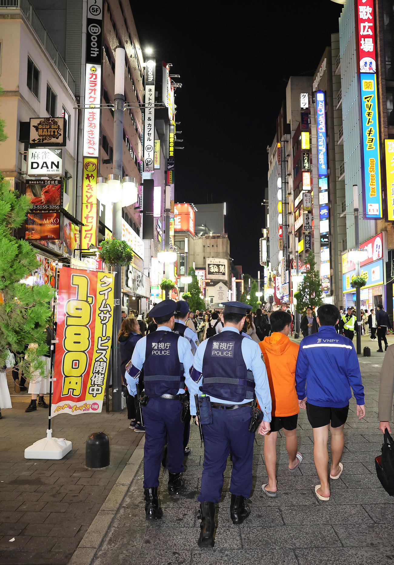 新宿・歌舞伎町をパトロールする警察官（撮影・足立雅史）