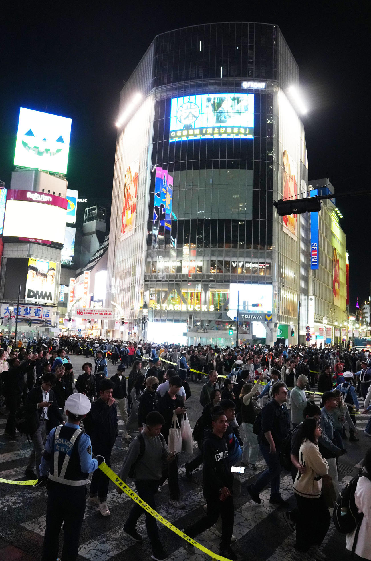 混雑する渋谷駅前スクランブル交差点では通行規制が行われる（撮影・横山健太）