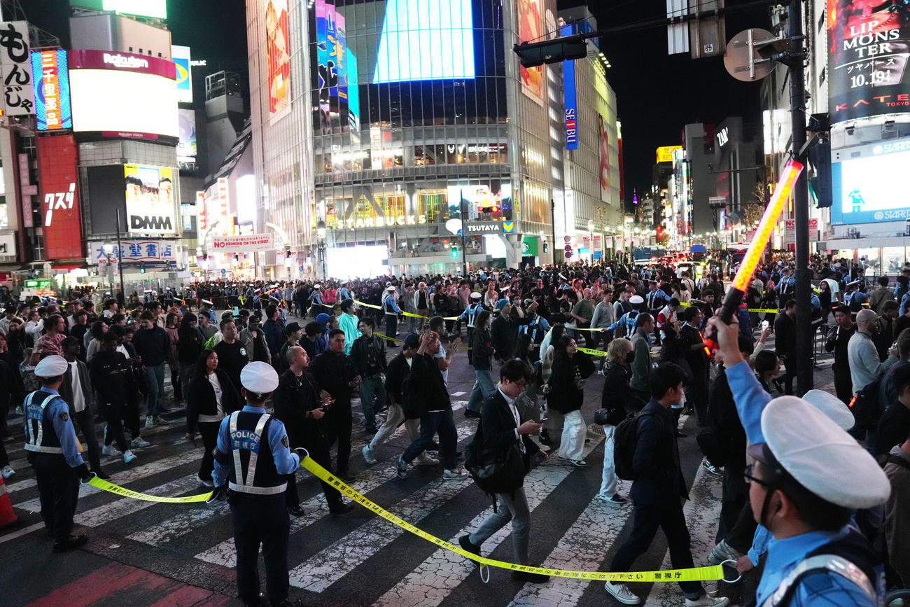 混雑する渋谷駅前スクランブル交差点では通行規制が行われる（撮影・横山健太）