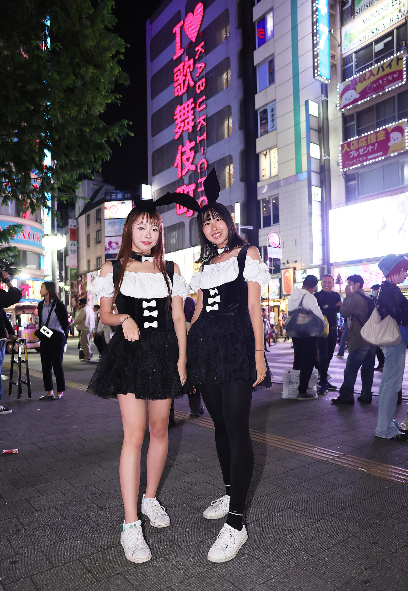 新宿・歌舞伎町でハロウィーンを楽しむ人たち（撮影・足立雅史）