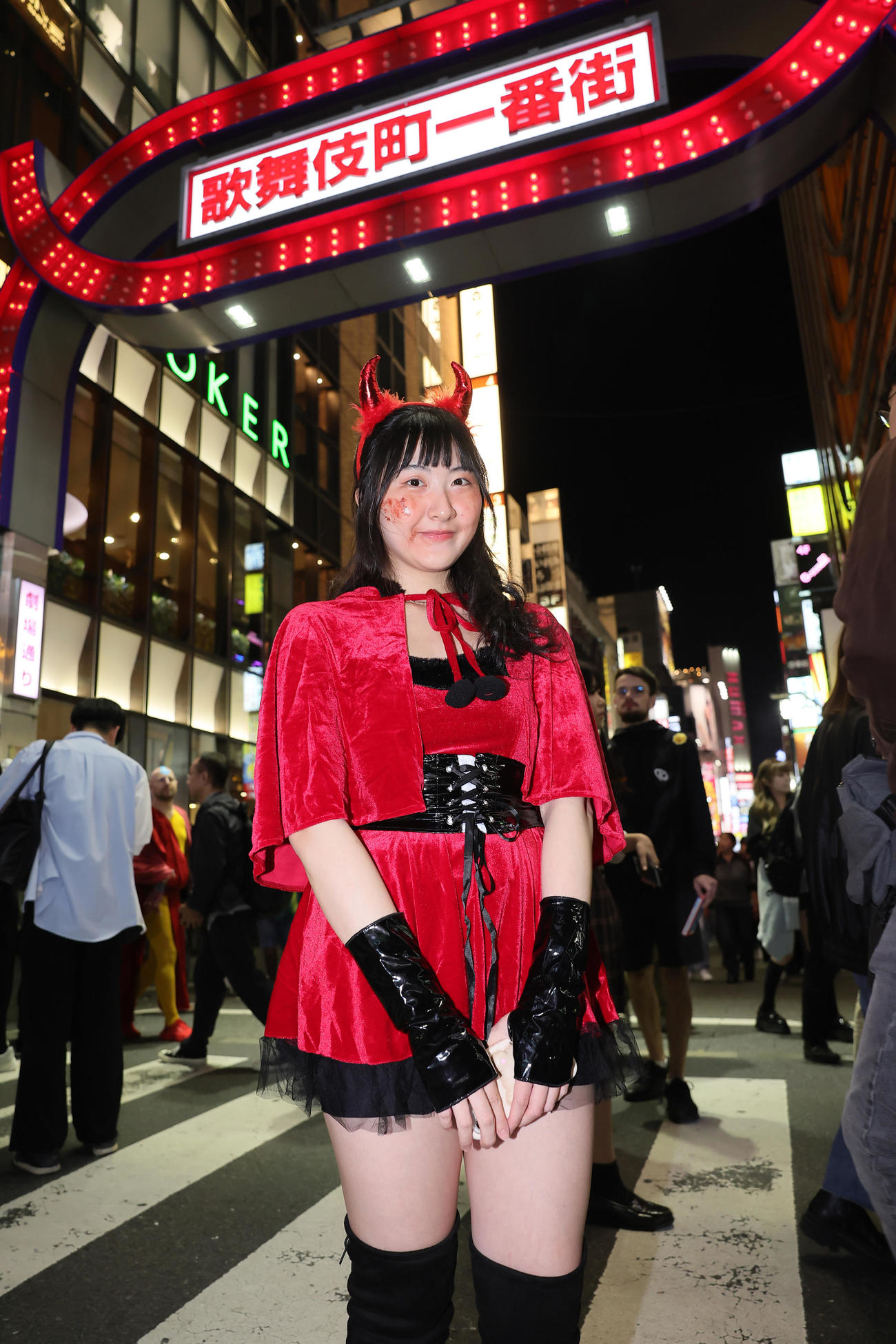 新宿・歌舞伎町でハロウィーンを楽しむ人（撮影・足立雅史）