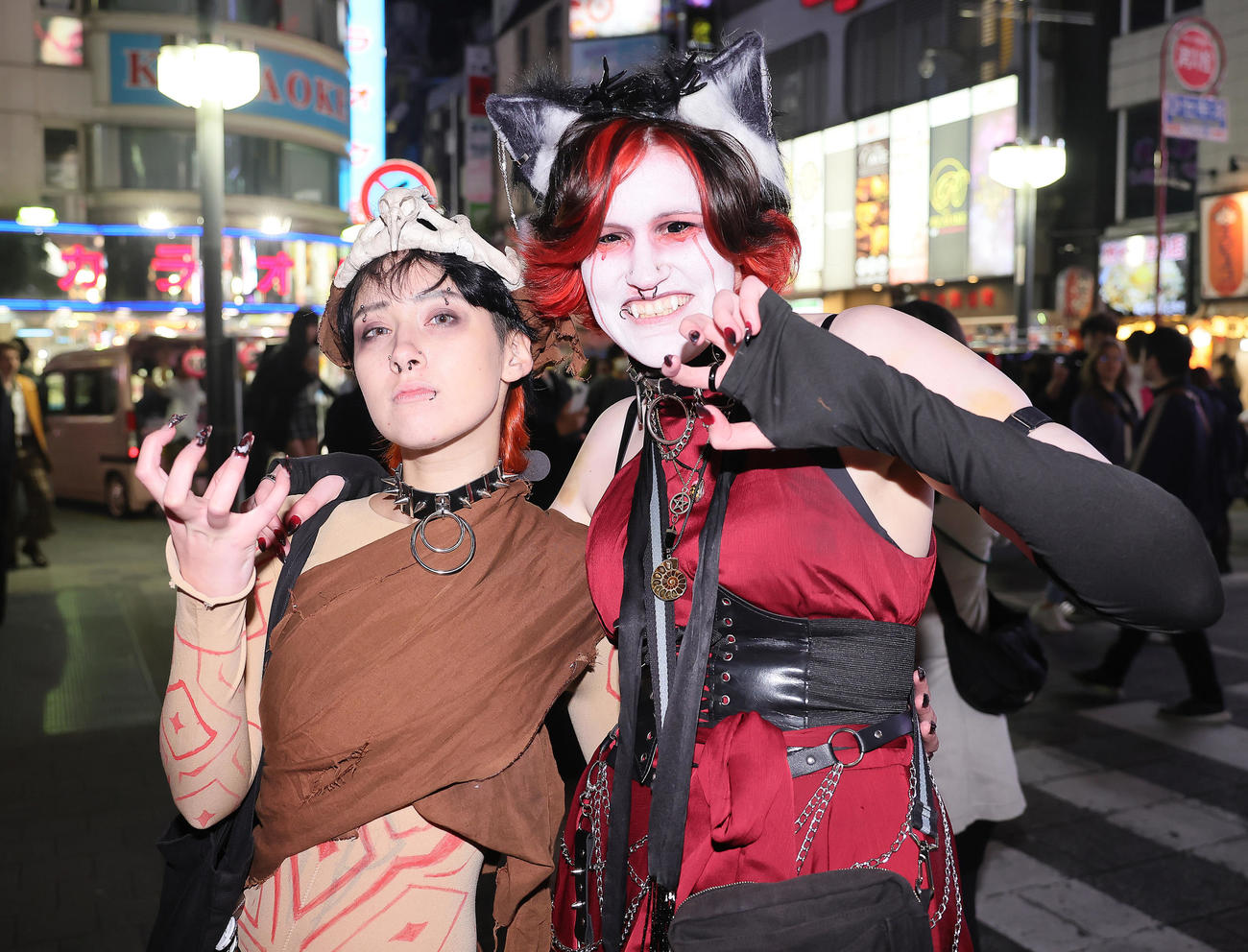 新宿・歌舞伎町でハロウィーンを楽しむ外国人（撮影・足立雅史）