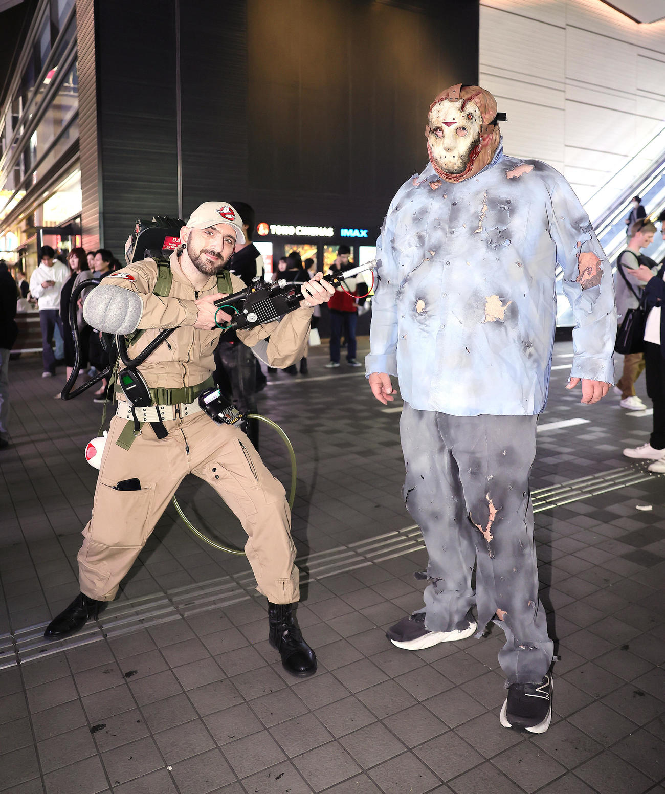 新宿・歌舞伎町でハロウィーンを楽しむ外国人（撮影・足立雅史）