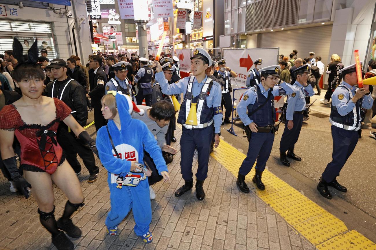 ハロウィーン当日を迎え、警備が強化された東京・渋谷のセンター街付近（共同）