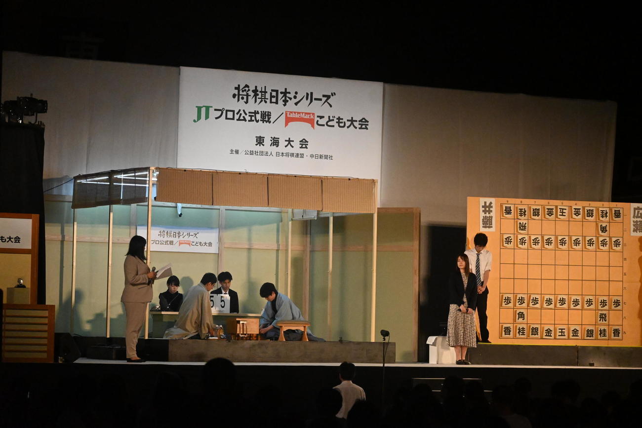 愛知県常滑市「Aichi Sky Expo展示ホール」で行われJT杯準決勝に臨んだ藤井聡太7冠（右）、広瀬章人九段（撮影・松浦隆司）