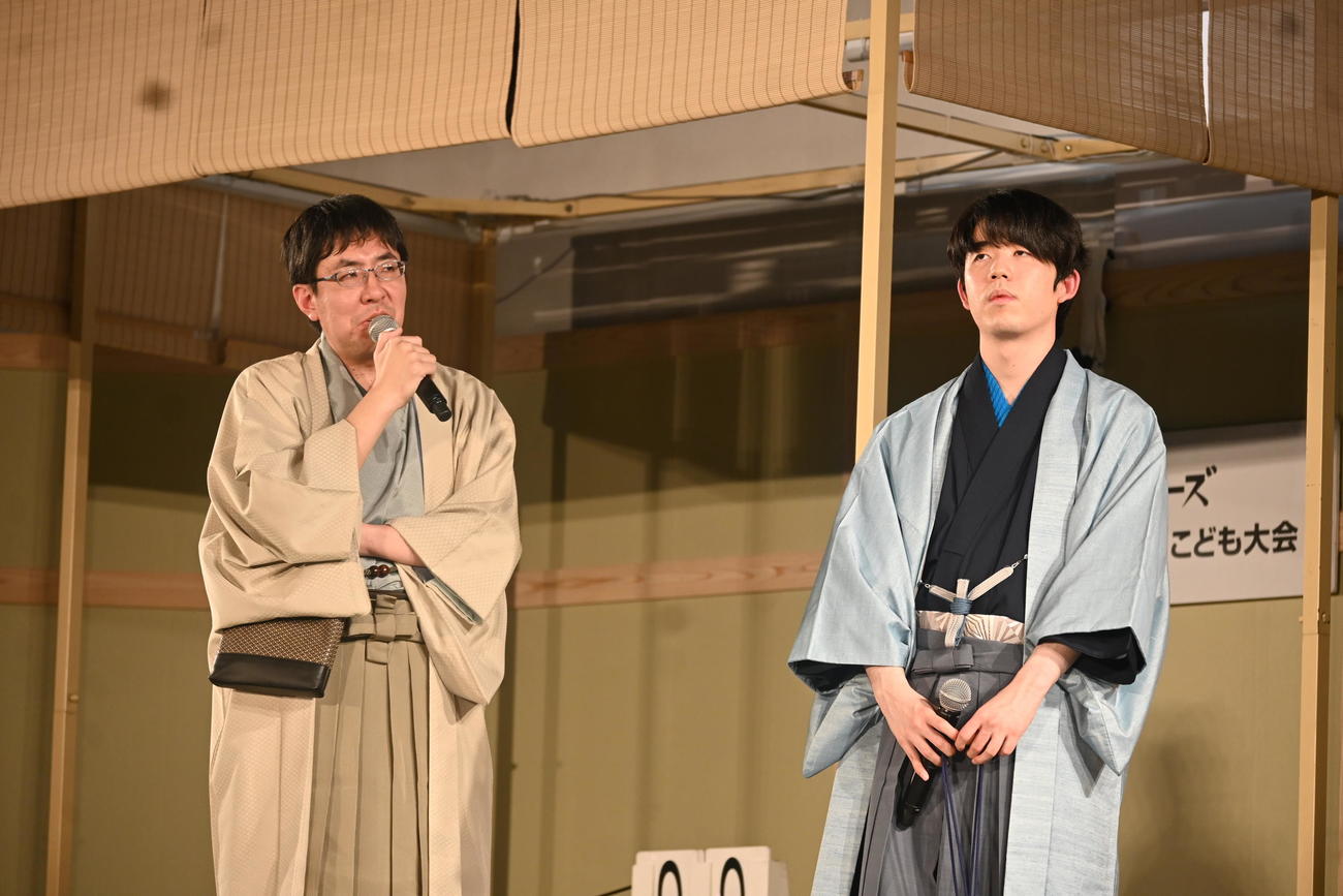 JT杯準決勝の終局後、感想戦を行った藤井聡太7冠（右）、広瀬章人九段（撮影・松浦隆司）