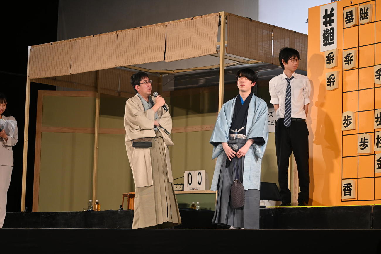 JT杯準決勝の終局後、感想戦を行った藤井聡太7冠（右）、広瀬章人九段（撮影・松浦隆司）