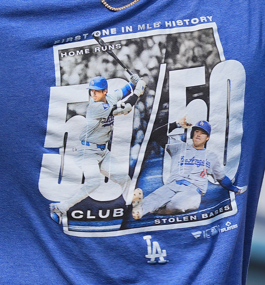ドジャース対ロッキーズ　試合前、選手たちが着ている大谷50／50Tシャツ（2024年9月20日）