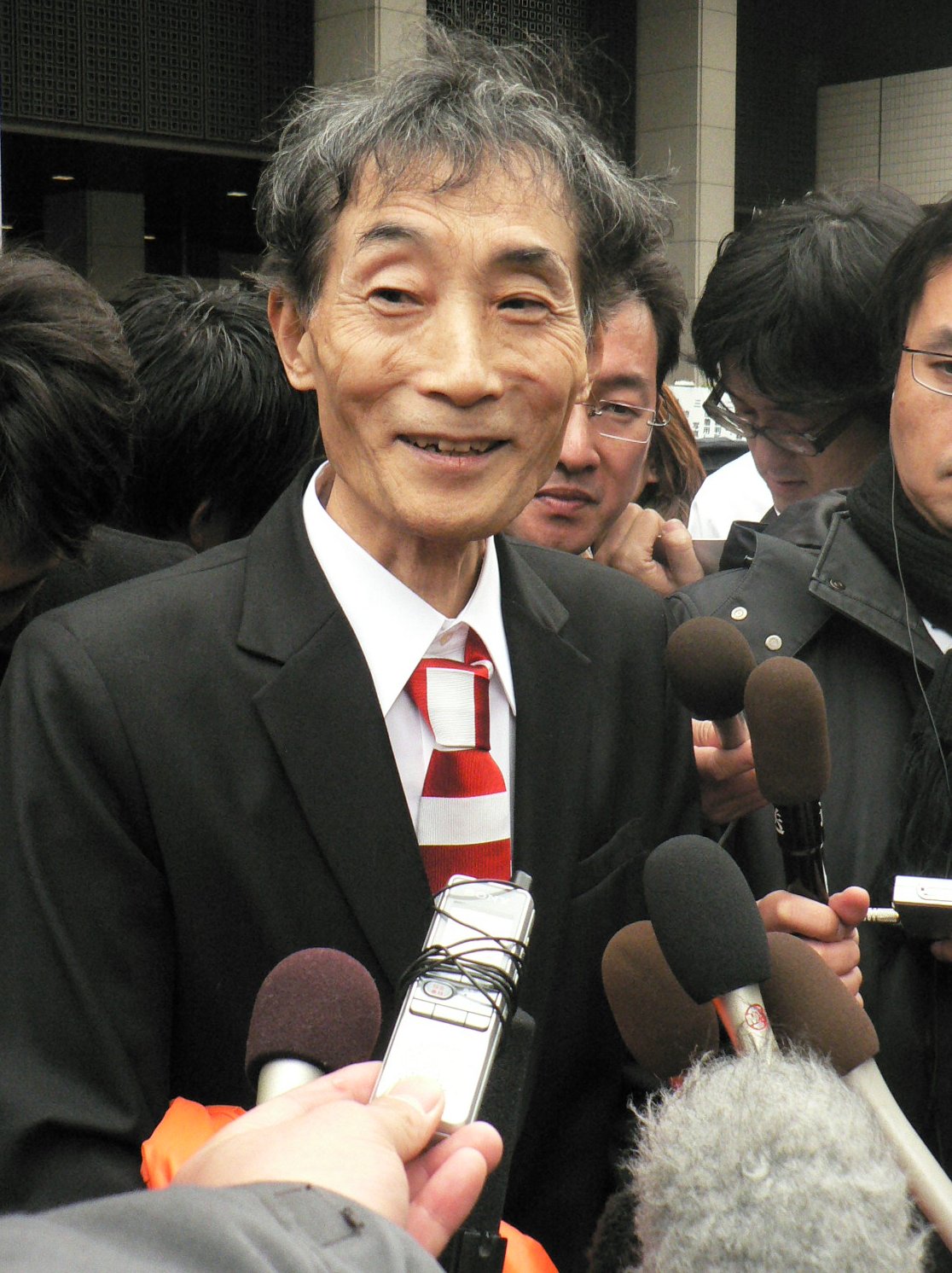 09年1月、赤白ボーダー柄のネクタイで裁判に出廷