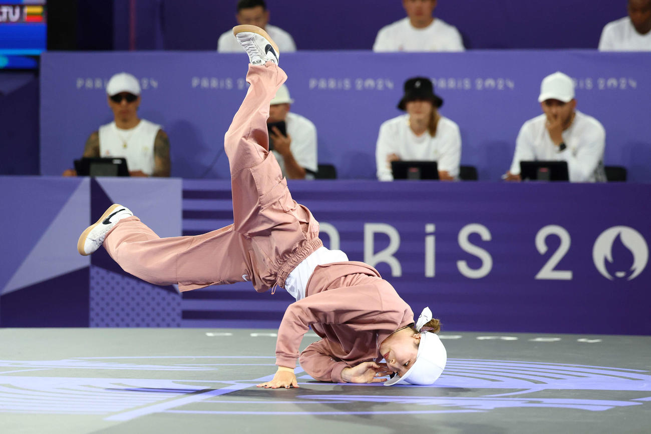 パリ五輪　ブレイキン女子決勝で演技するAMI（湯浅亜実）