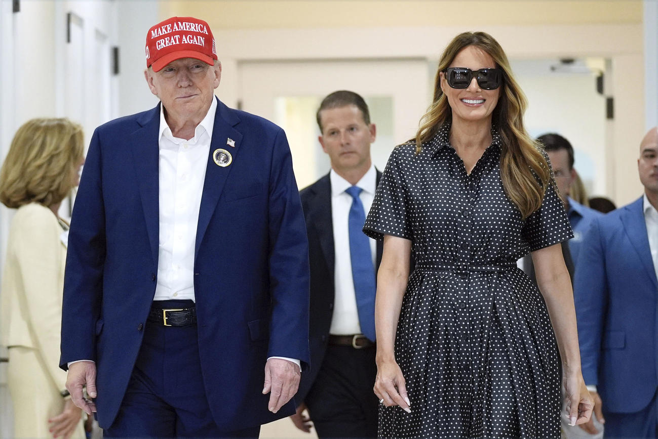 5日、米フロリダ州パームビーチで投票を終えたトランプ前大統領。右は妻のメラニアさん（AP＝共同）