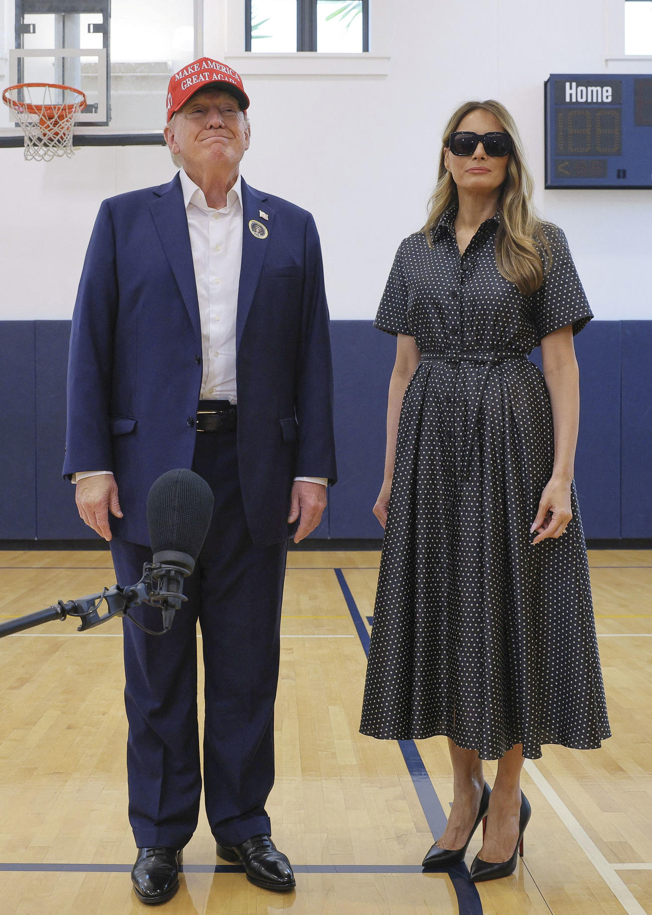 5日、米フロリダ州パームビーチで投票を行い、取材に応じるトランプ前大統領。右は妻のメラニアさん（ロイター＝共同）