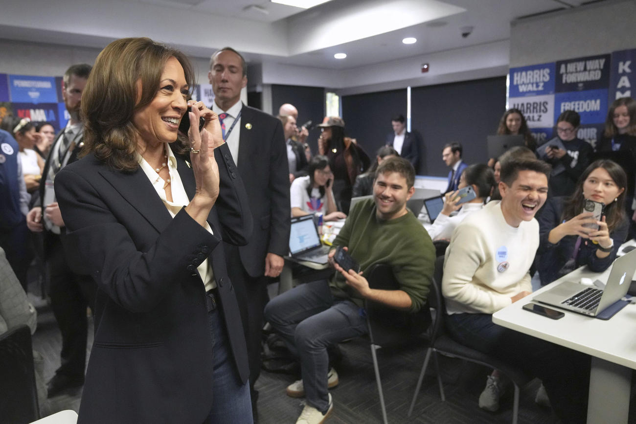 ワシントンの民主党全国委員会本部に詰める選挙ボランティアとハリス副大統領（手前左）（AP＝共同）