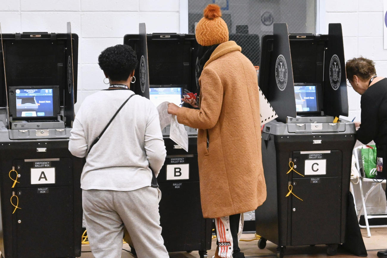 5日、米ニューヨークの投票所で投票する有権者ら（共同）