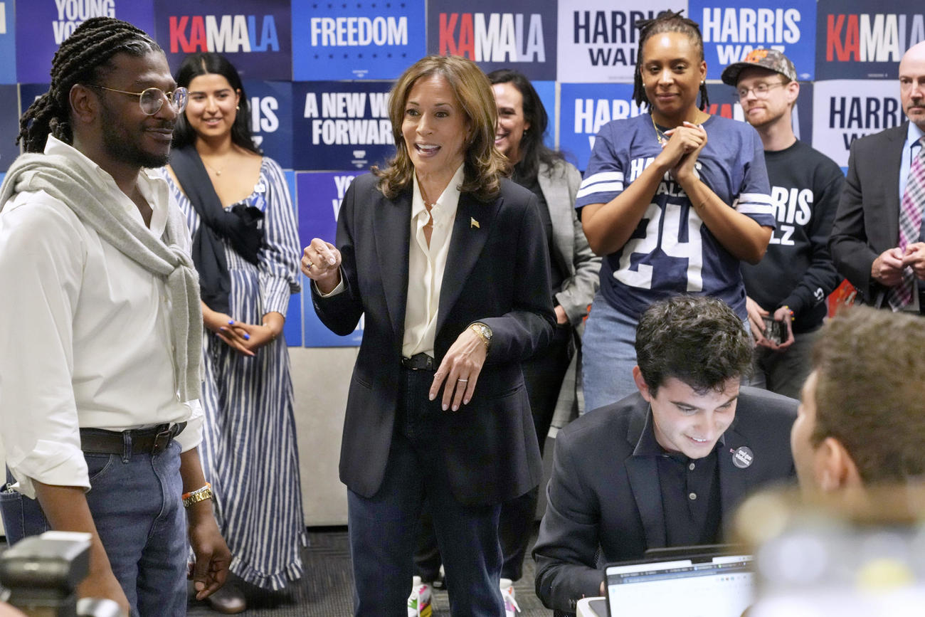 ワシントンの民主党全国委員会本部で、ボランティアと話すハリス副大統領（左から3人目）（AP＝共同）