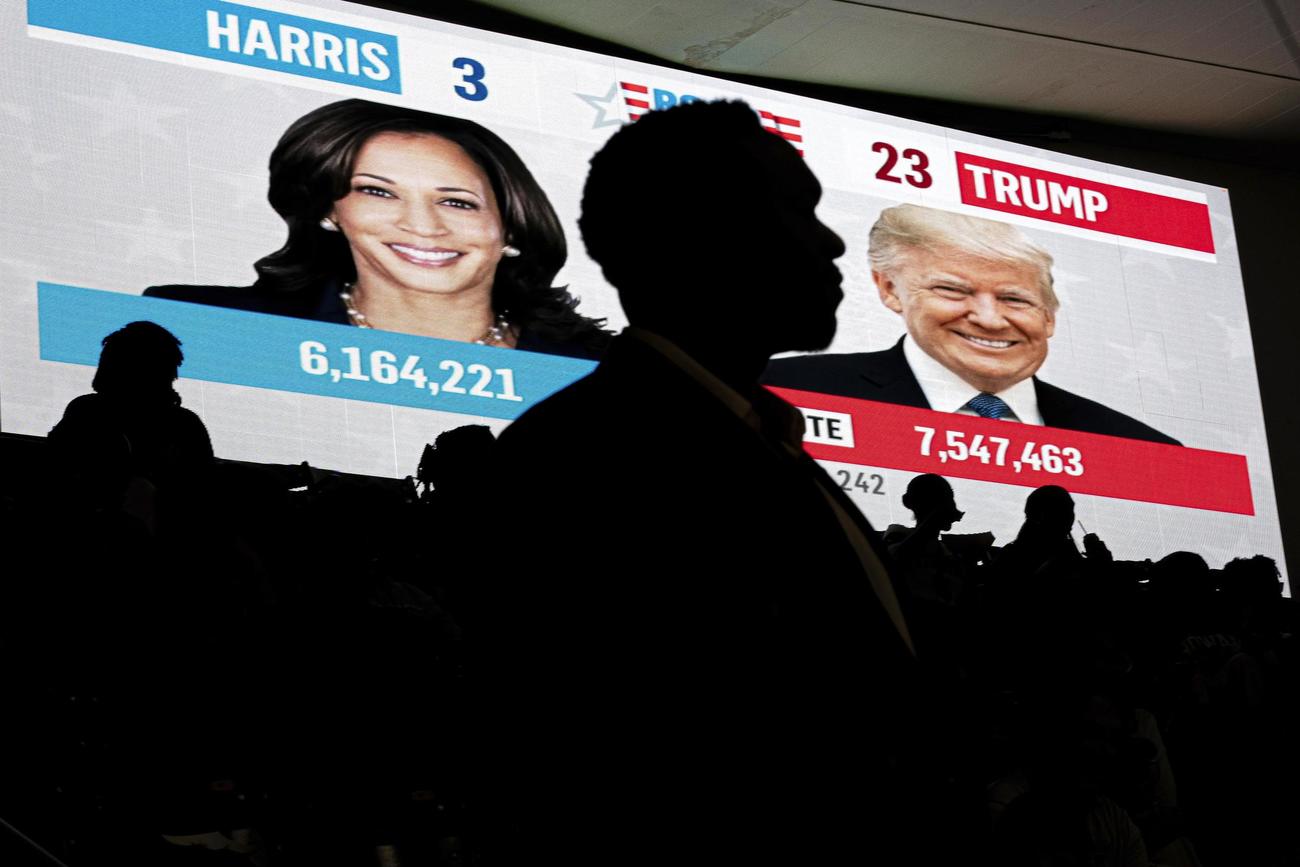 集会の会場に映し出される米大統領選の速報映像＝5日、ワシントン（AP＝共同）