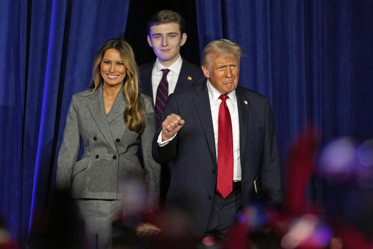 米フロリダ州の集会会場に登場したトランプ前大統領（右）＝6日（AP＝共同）