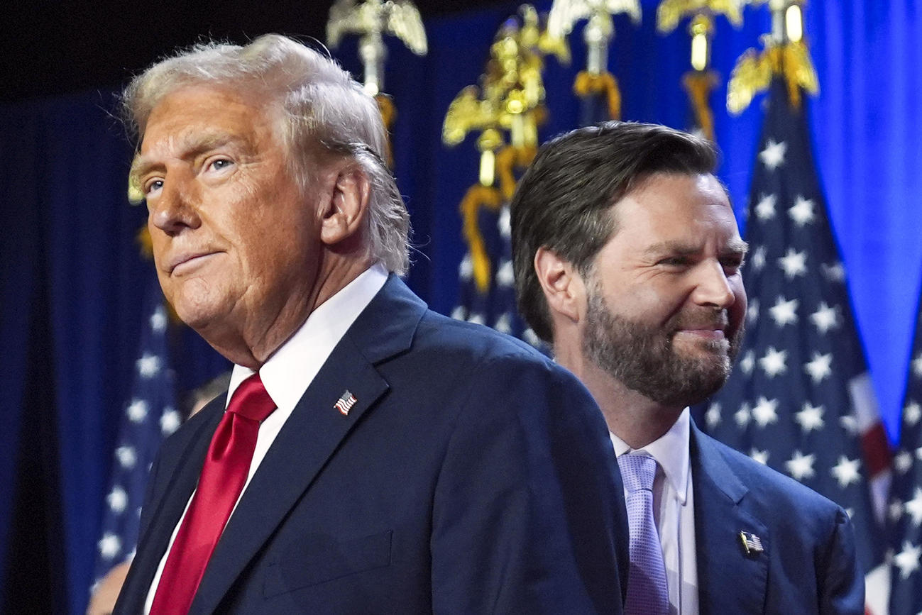 米フロリダ州の集会に登場したトランプ前大統領（左）とバンス上院議員（AP＝共同）