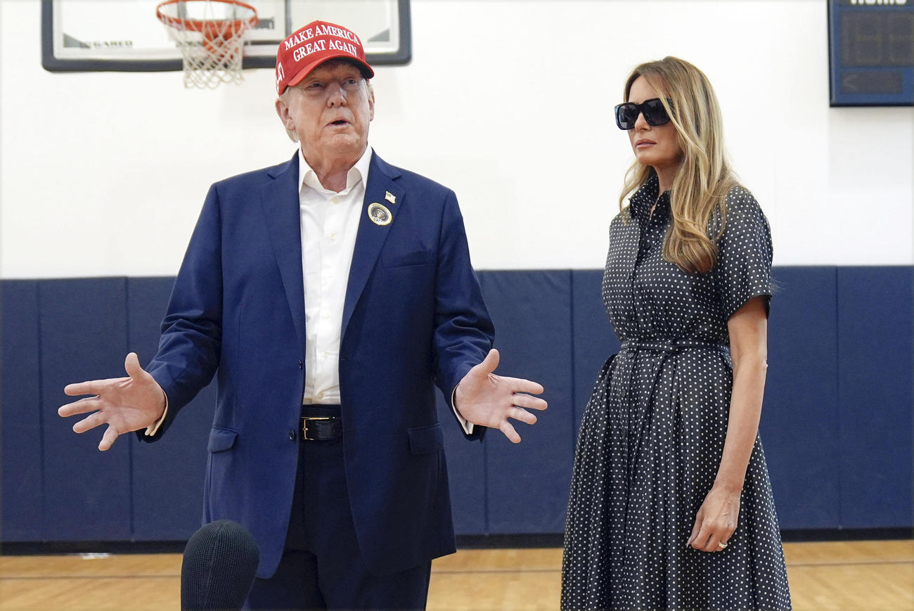5日、米フロリダ州パームビーチで投票を行い、取材に応じるトランプ前大統領。右は妻のメラニアさん（AP＝共同）