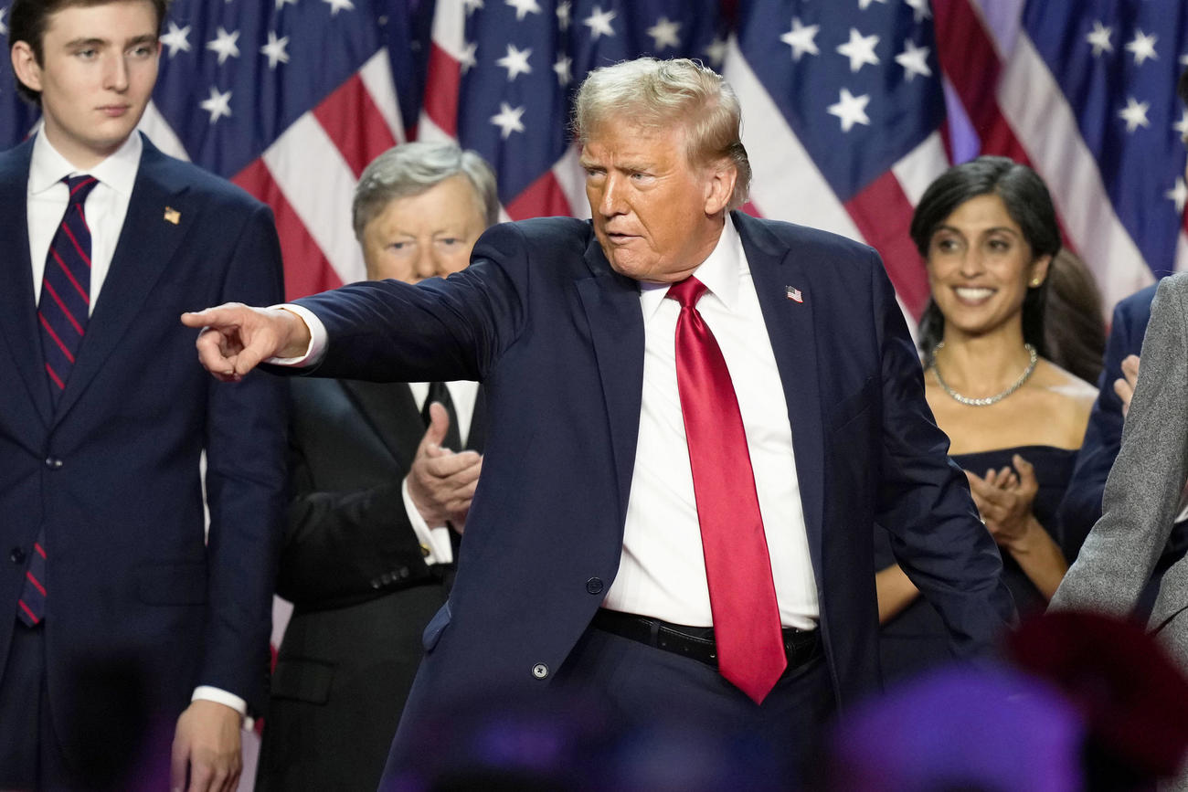 米大統領選で勝利宣言をした集会会場を後にするトランプ前大統領（AP＝共同）