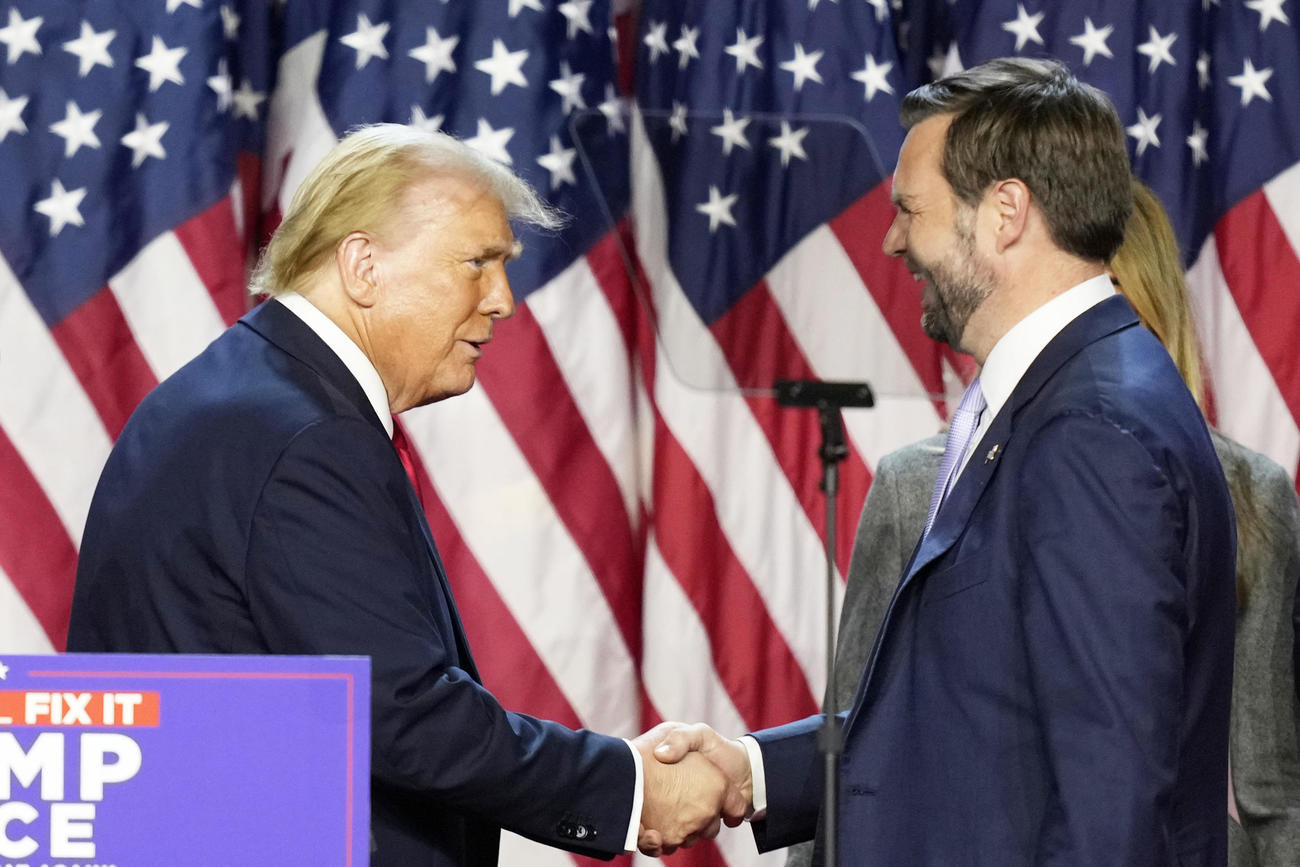 米フロリダ州の集会でバンス上院議員（右）と握手するトランプ前大統領（AP＝共同）