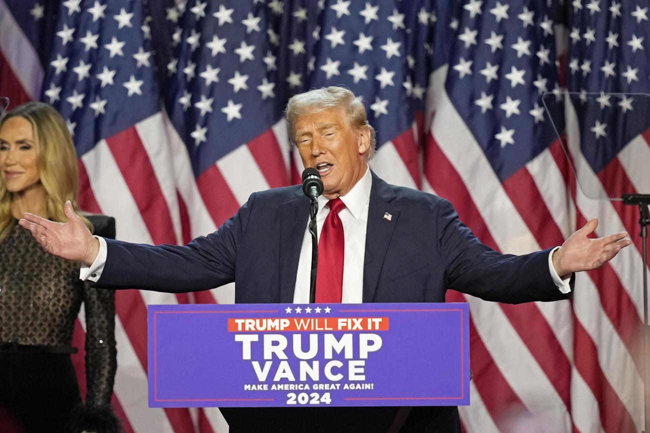 米フロリダ州の集会会場でスピーチするトランプ前大統領＝6日（AP＝共同）