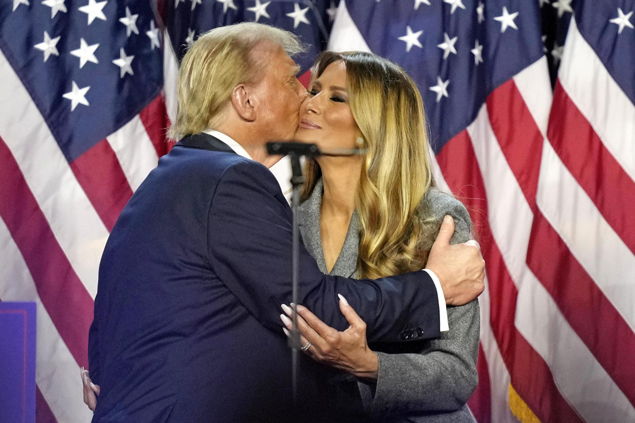米フロリダ州の集会会場で、妻のメラニアさん（右）とキスするトランプ前大統領＝6日（AP＝共同）