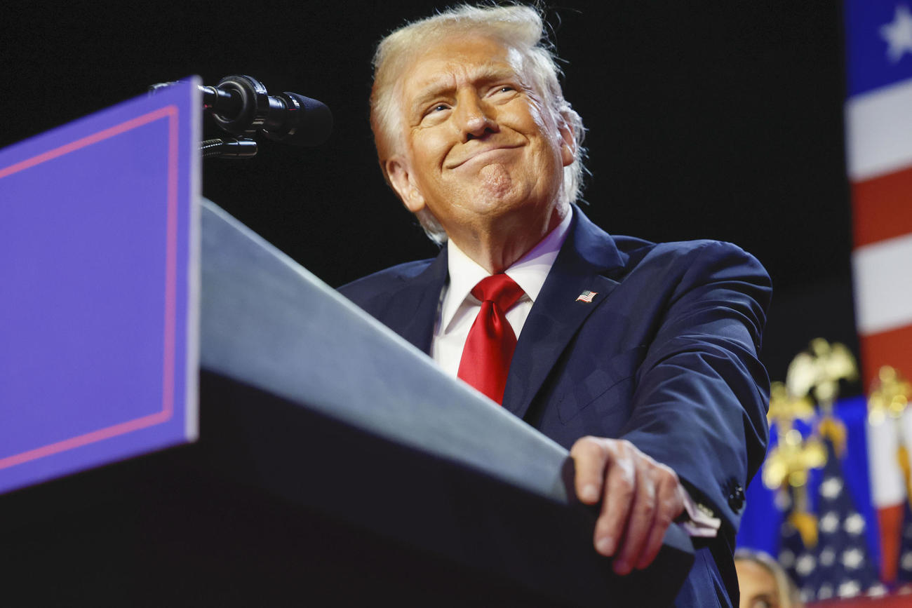 米大統領選で勝利宣言する共和党候補のトランプ前大統領（ゲッティ＝共同）