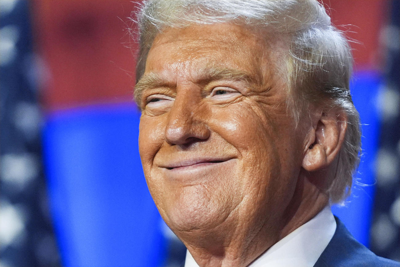 米フロリダ州の集会会場で笑顔を見せるトランプ前大統領（AP＝共同）
