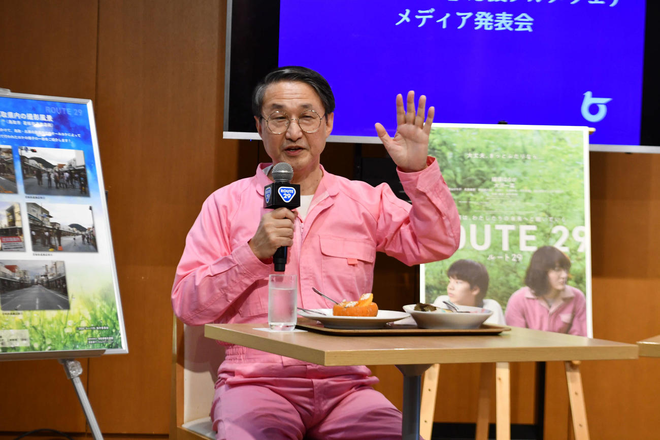 「映画『ルート29』応援グルメフェア　メディア発表会」で先頭に立ってロケ先の鳥取県を売り込んだ平井伸治知事